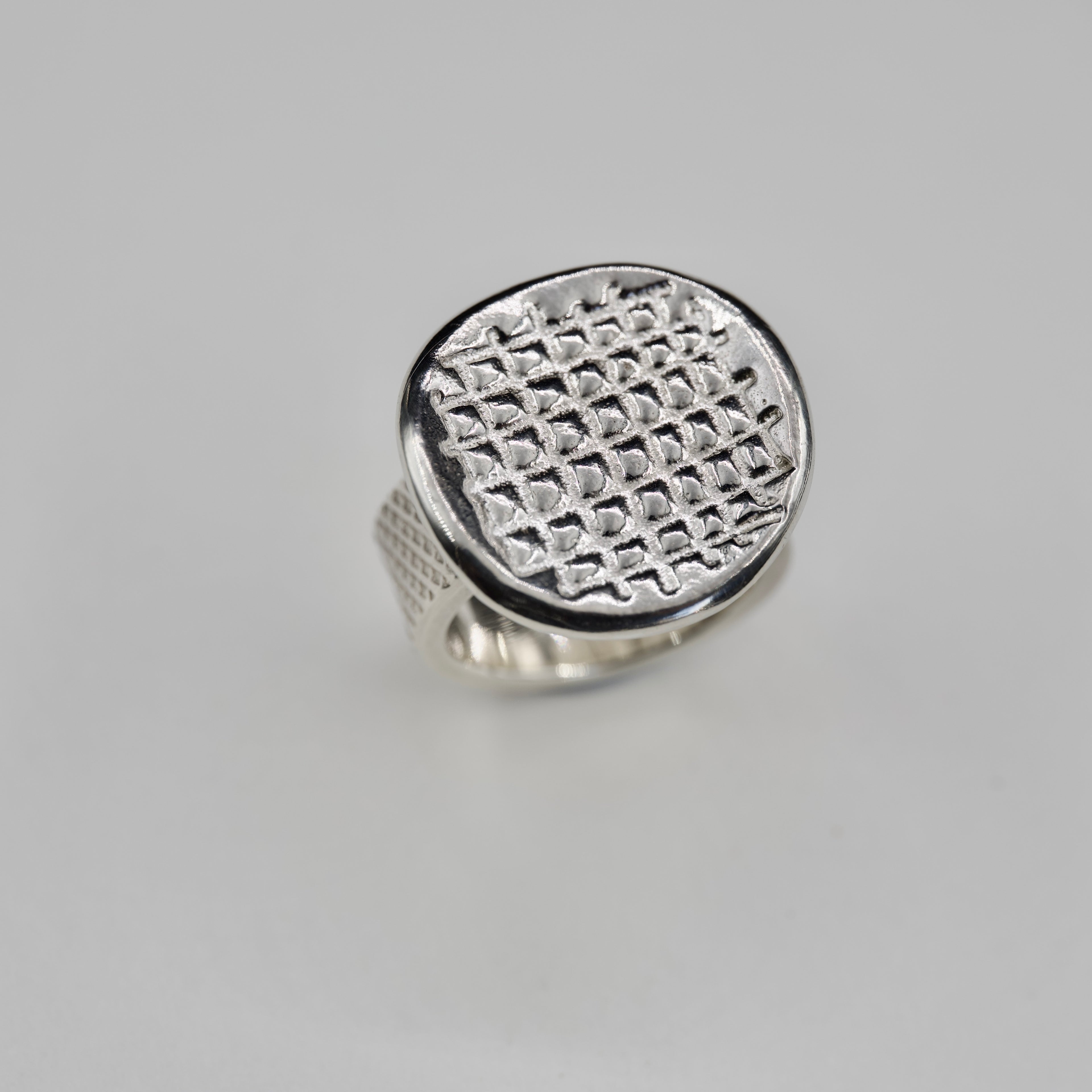 Grid Pattern - Contemporary Style Ring