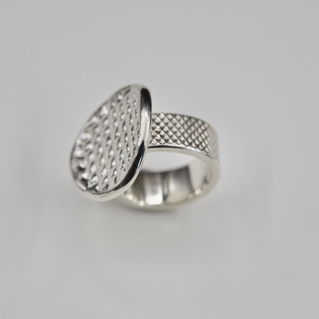 Grid Pattern - Contemporary Style Ring