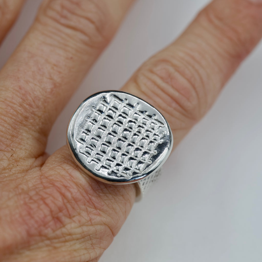 Grid Pattern - Contemporary Style Ring